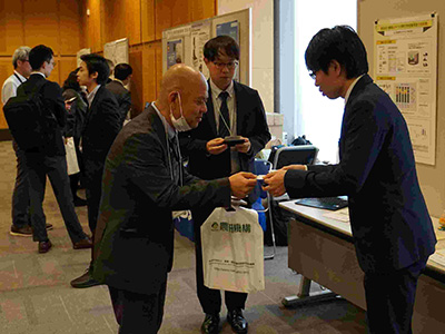 �W����i